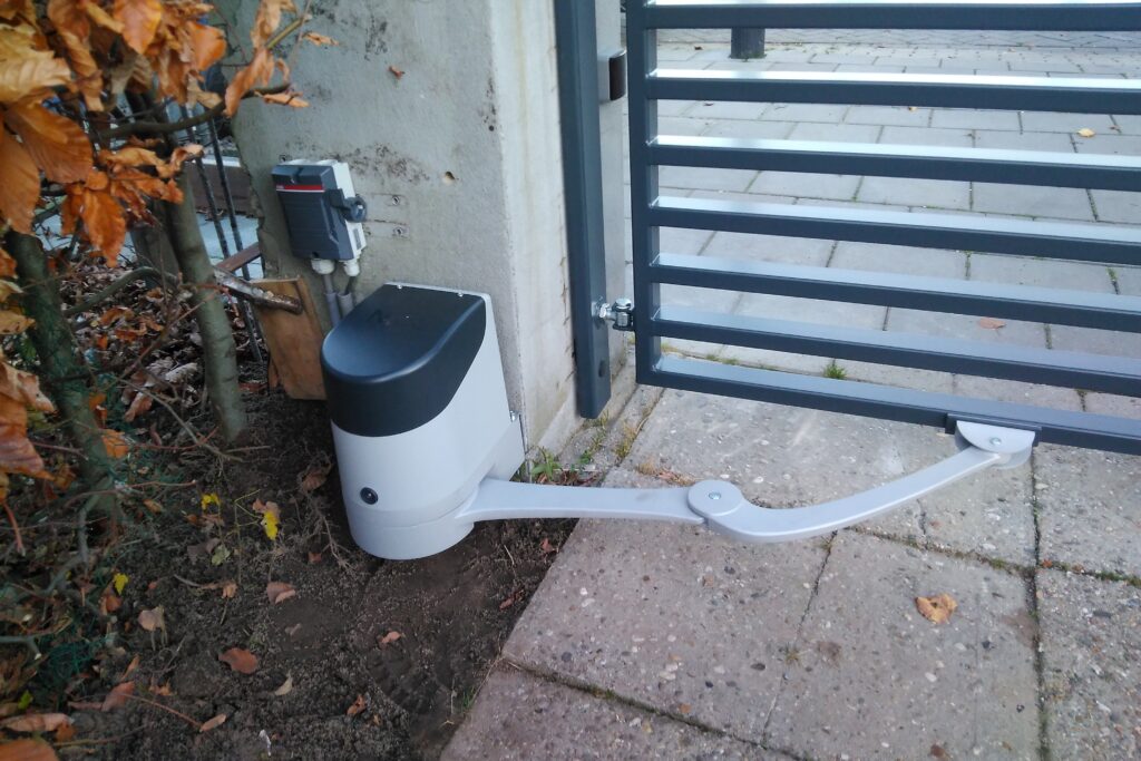 Poortautomatisering op een bestaande handmatige poort geïnstalleerd. Maatwerk.