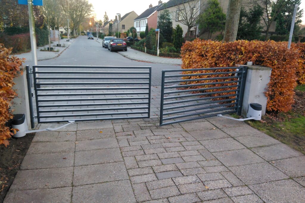 Een bestaande poort automatisch maken dmv armmotoren op maat.