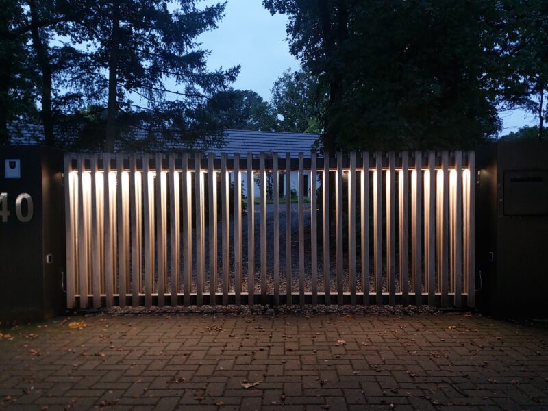 http://Een%20houten%20poort%20met%20sfeerverlichting%20in%20de%20vleugels.%20Een%20mooie%20en%20praktische%20verlichting%20welke%20opgaat%20in%20het%20model%20van%20de%20poort.