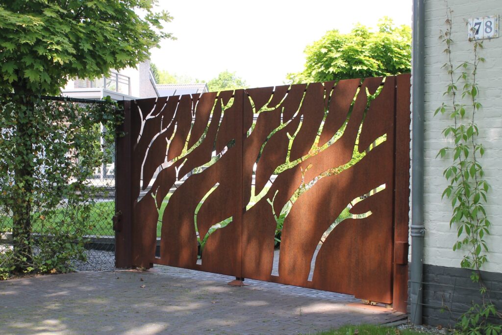 Cortenstalen poort met uniek patroon. met subtiele verlichting aan de buitenzijde. Perfect afgewerkt.