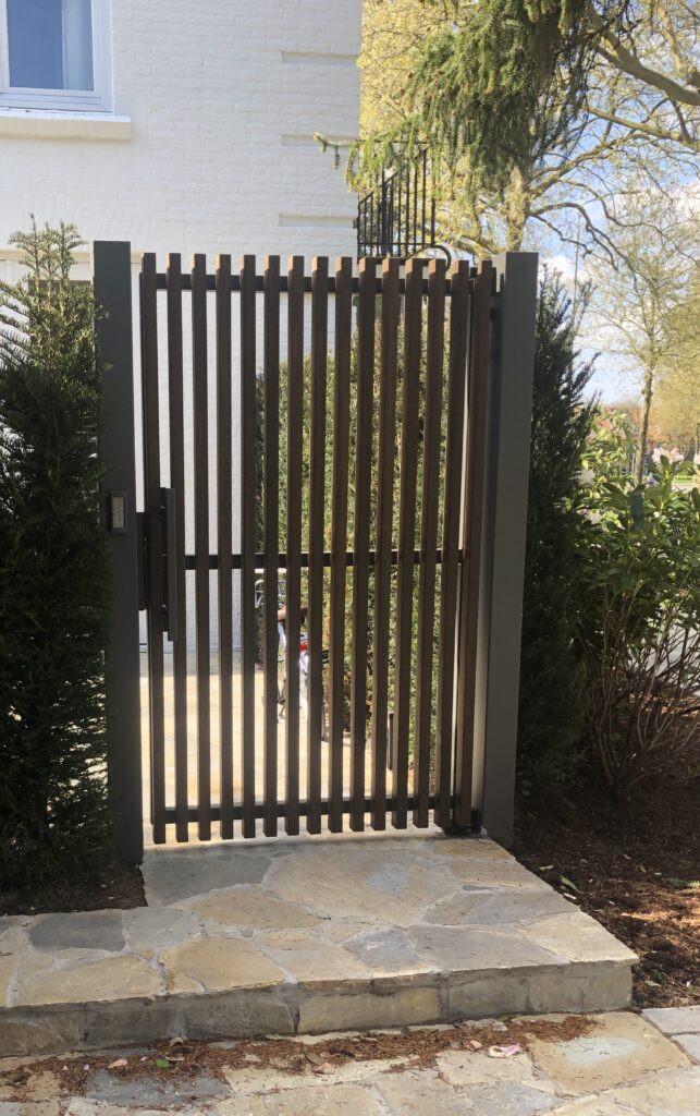 Looppoort met een basisframe van ijzer waartegen Bamboo balkjes aan weerszijde zijn bevestigd.