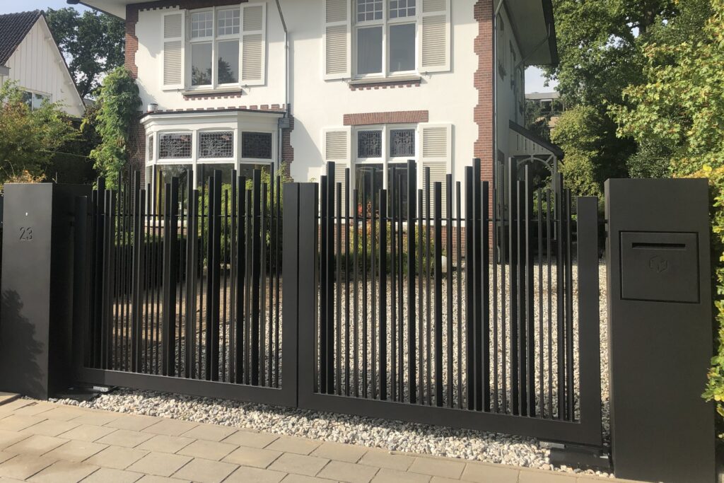 Deze unieke draaipoort bestaat ui een frame met daarop verticale kokers in verschillend hoeken. Ongeveer 20 cm van de bovenzijde is een ronde buis die er doorheen gaat en de poortspijlen stevigheid biedt. Een chique geheel welke bij moderne als traditionele woningen past.