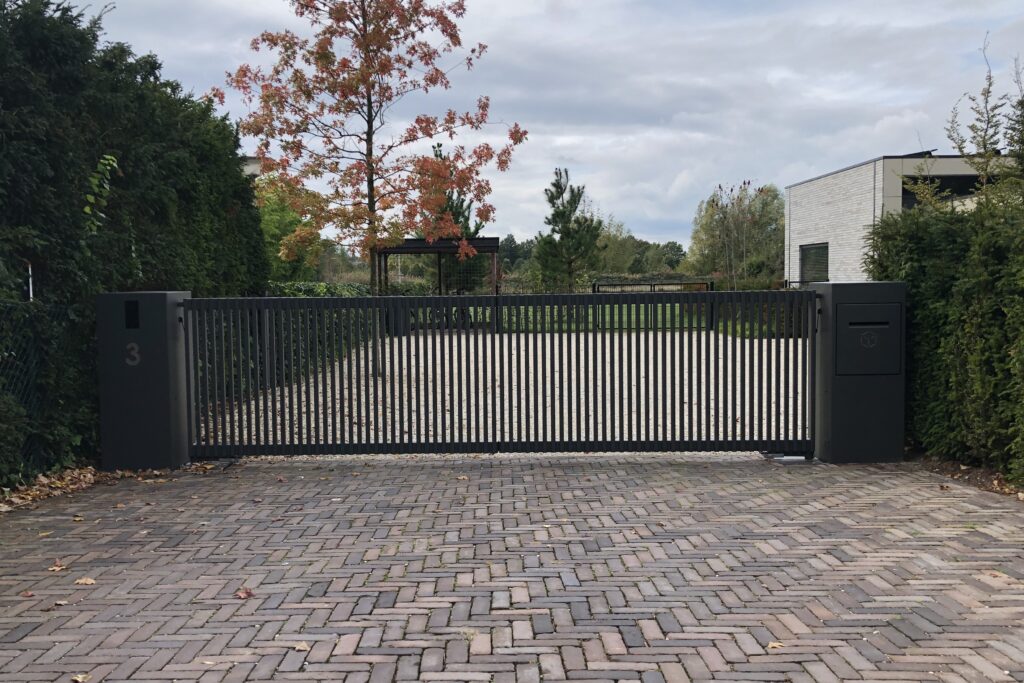 Draaipoort van staal met verticale kokers. Boven en onder met een koker verbonden.