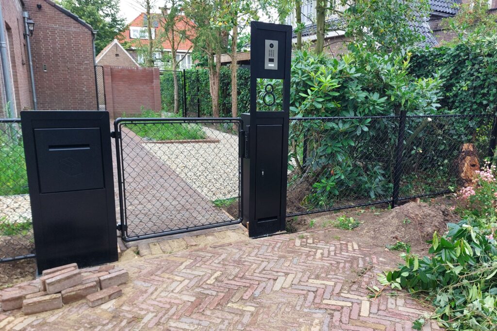 Looppoort met gaas. Jaren-30 uitstraling