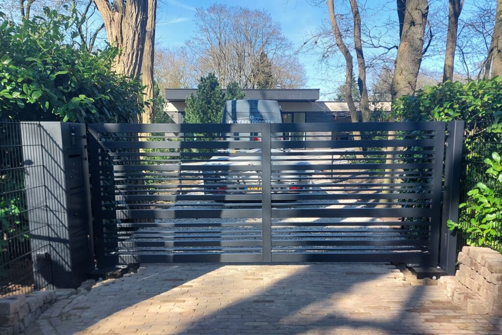 Draaipoort ,horizontale liggers met stalen kolommen. HIerin is een brievenbus/pakket box, huisnummer en verlichting in kolom.