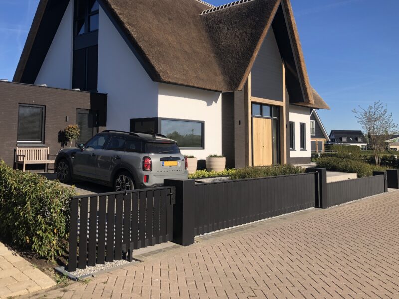 http://Een%20lage%20schuifpoort%20als%20afscheiding.%20De%20poort%20is%20met%20schuine%20lamellen%20van%20uit%20een%20zijde%20transparant%20en%20vanuit%20de%20andere%20dicht.